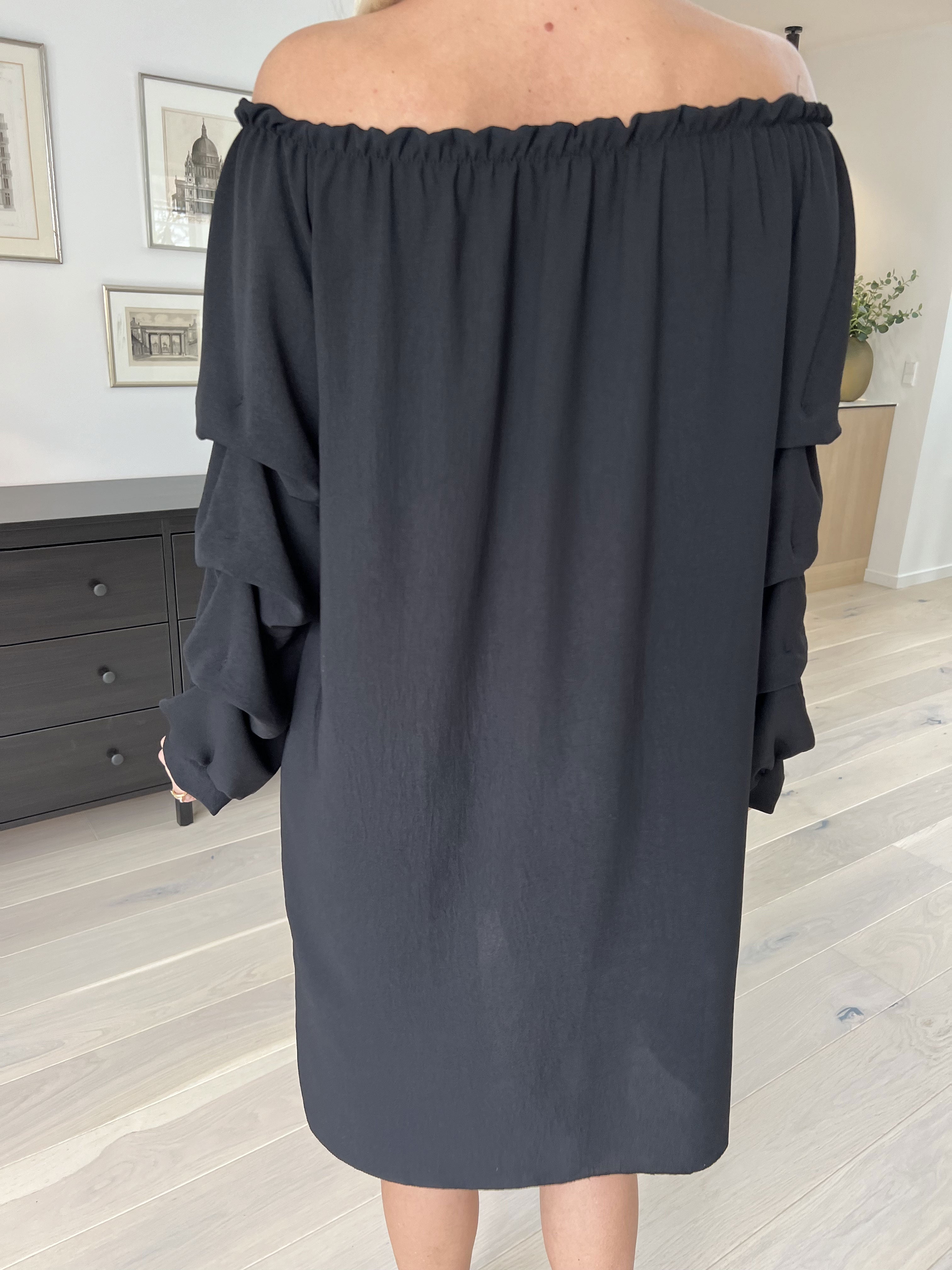 Joanna - Sød kjole i viskose med rynk på ærmerne